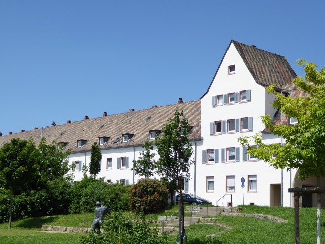 Blick auf ein Mehrfamilienhaus in Speyer, Friedrich-Ebert-Straße