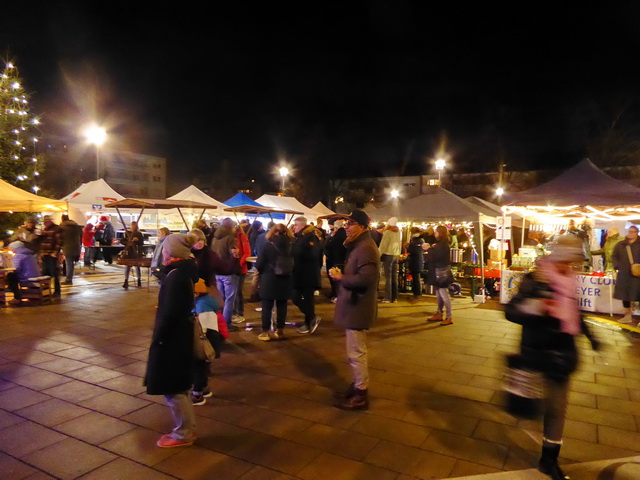 Abendstimmung auf dem Berliner Paltz beim Adventsmarkt