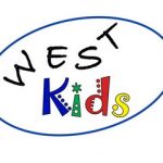 Logo „West Kids“ mit stilisiertem Schriftzug in Schwarz, Blau, Rot und Grün innerhalb eines blauen Ovals.